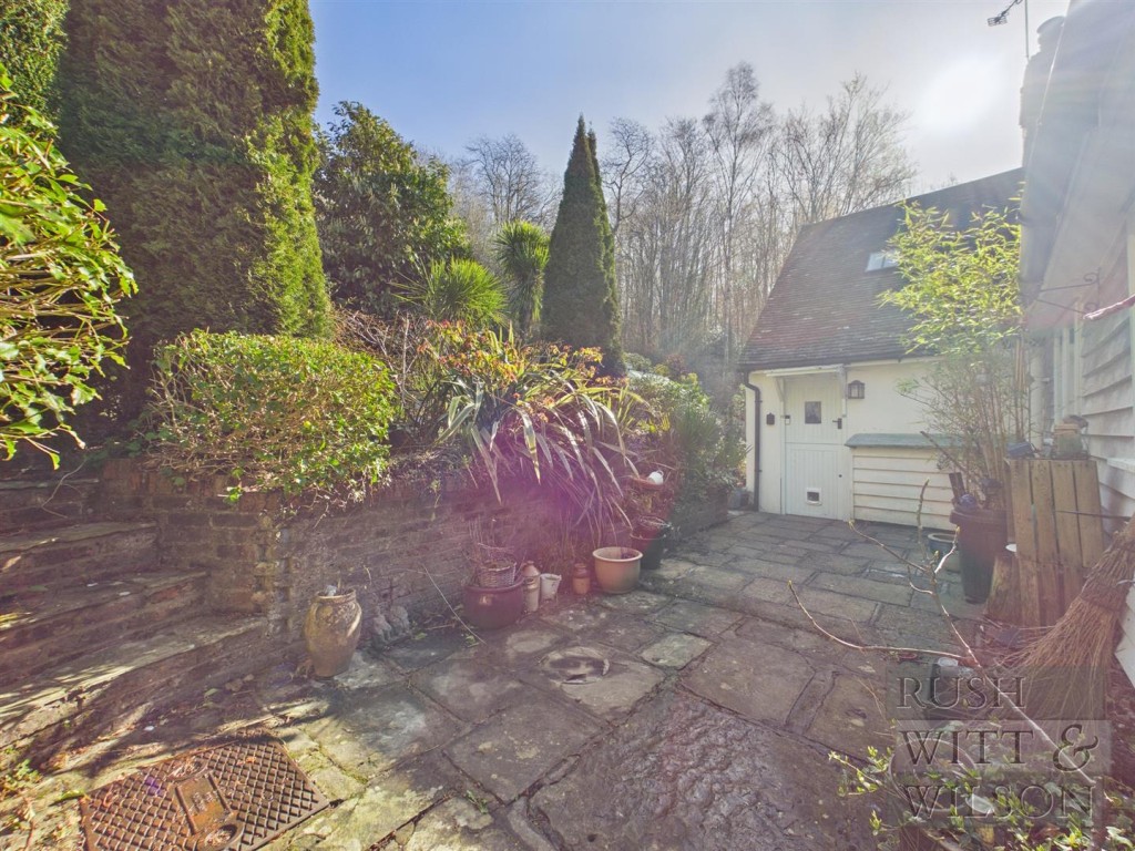 Lot: 123 - SEMI-DETACHED COTTAGE FOR REFURBISHMENT WITH FAR REACHING VIEWS - Courtyard garden at rear of property
